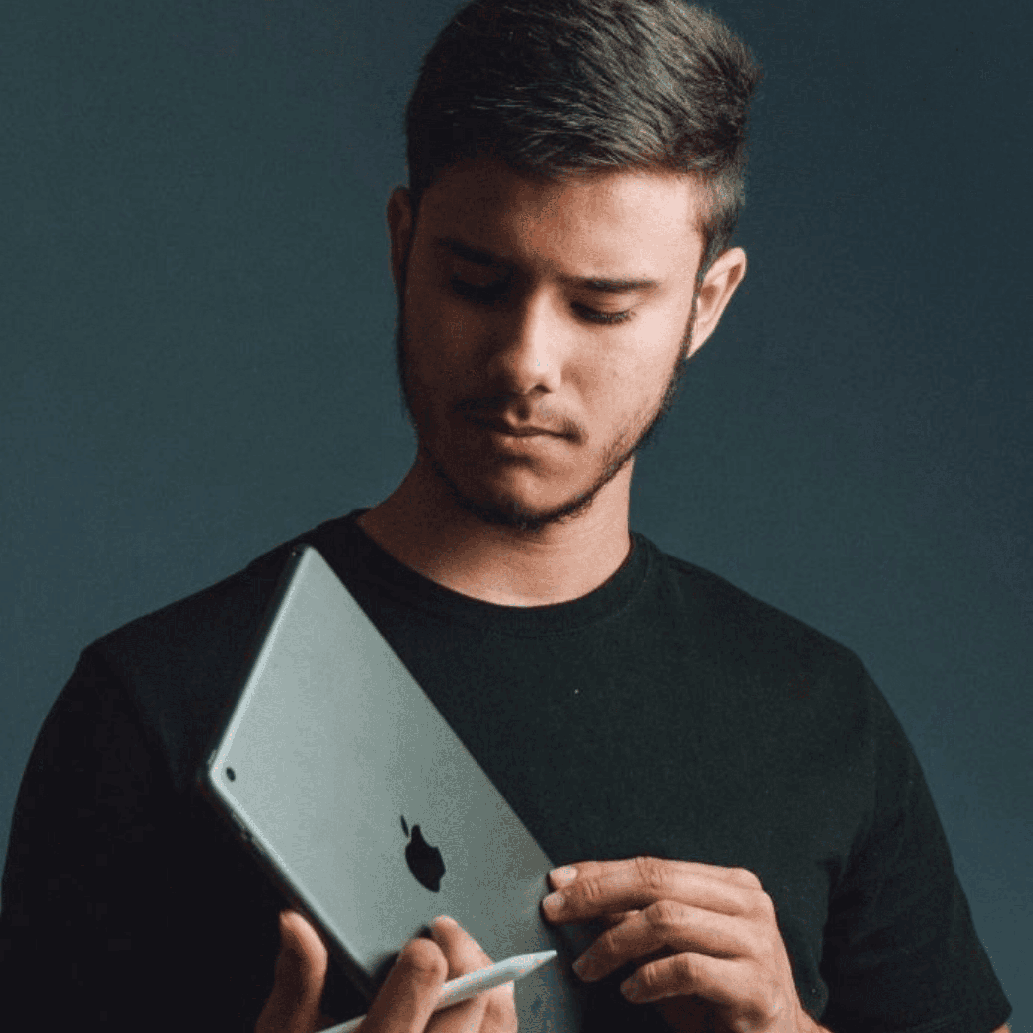 Persona revisando un iPad
