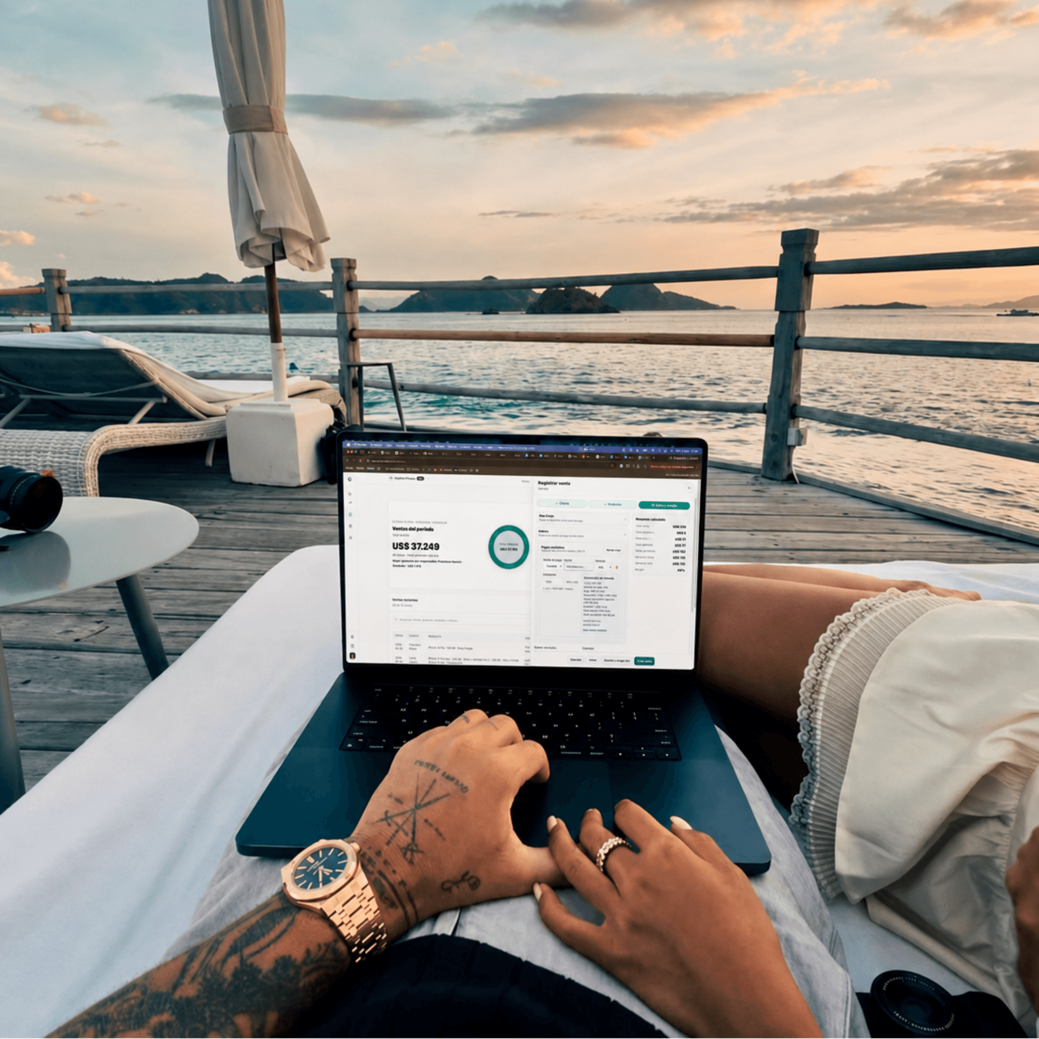 Computadora portátil con gráficos financieros frente al mar