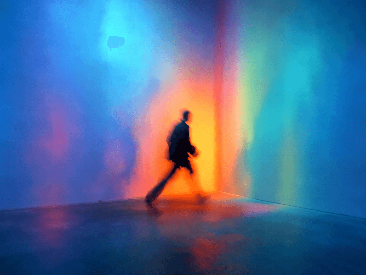 Persona caminando hacia una luz de colores que representa la libertad de elegir
